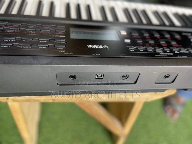 Yamaha PSR E383 Keyboard/Piano · Photo 3