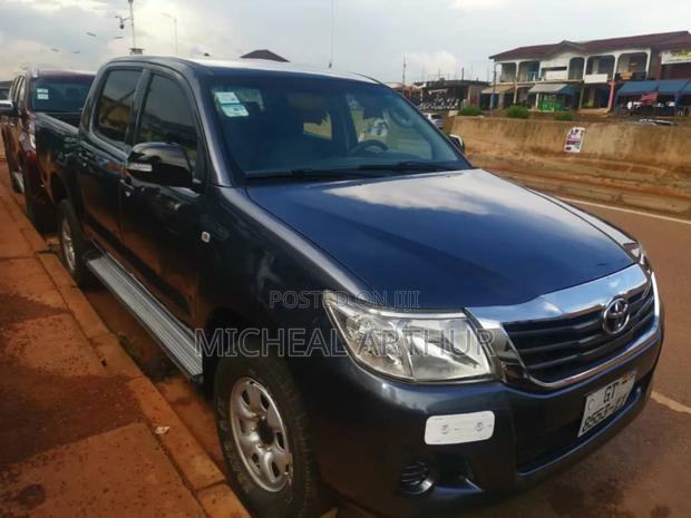 Toyota Hilux 2011 Black · Photo 2