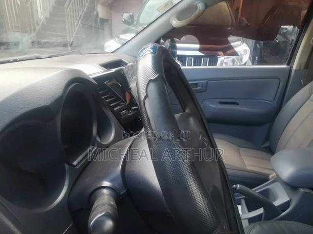 Toyota Hilux 2011 Black · Photo 3
