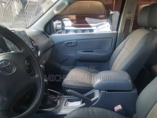 Toyota Hilux 2011 Black · Photo 4