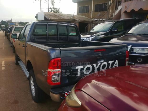 Toyota Hilux 2011 Black · Photo 1