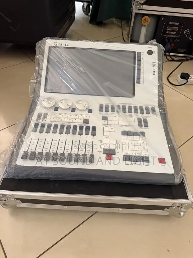 Quartz Digital Lighting Console(Avolite) · Photo 1