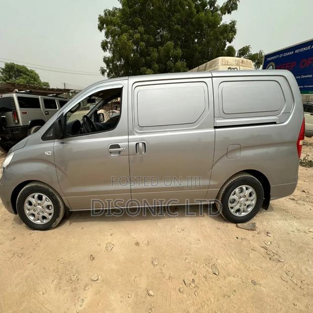 Hyundai Starex 2015 Silver · Photo 1
