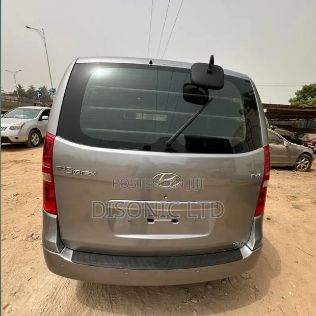 Hyundai Starex 2015 Silver · Photo 2
