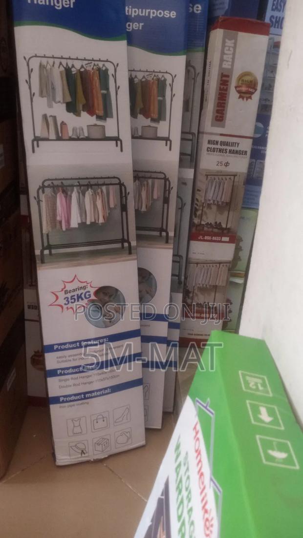 Multifunctional Metal Garment Rack With Shelf · Photo 2