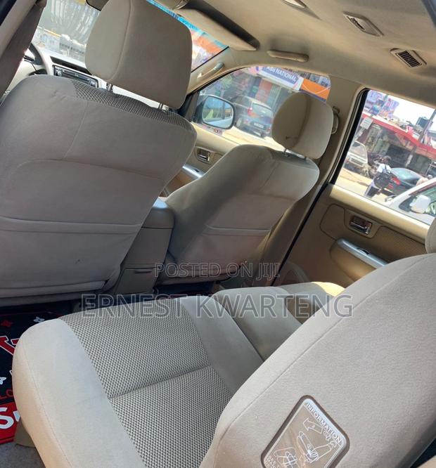 Toyota Fortuner 2012 Gray · Photo 3