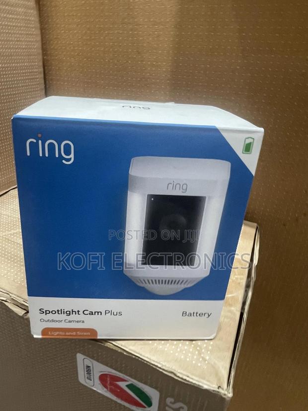 Surveillance Camera Ring - Spotlight Cam Plus Outdoor/Indoor · Photo 1