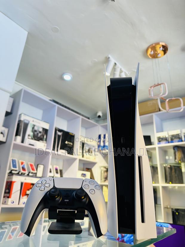 Standard Ps5 With 5 Lates Games ( Fc25 ) · Photo 2