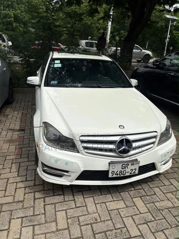 Mercedes-Benz C300 Luxury 4Matic Sedan AWD (3.5L 6cyl 7A) 2013 White · Photo 1