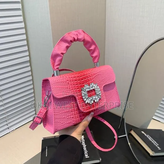 Fashionable Cross-Body Bag · Photo 1