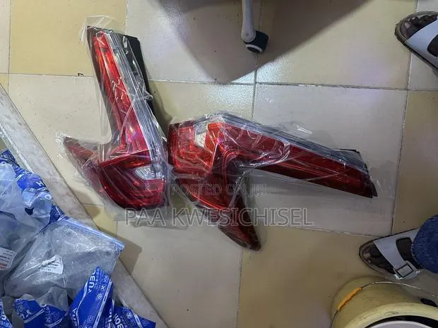 Honda CR-V 2017 2018 2019 Back Tail Light · Photo 1