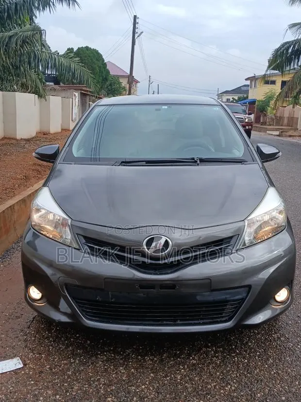 Toyota Vitz 1.3 AWD 3dr 2013 Gray · Photo 1