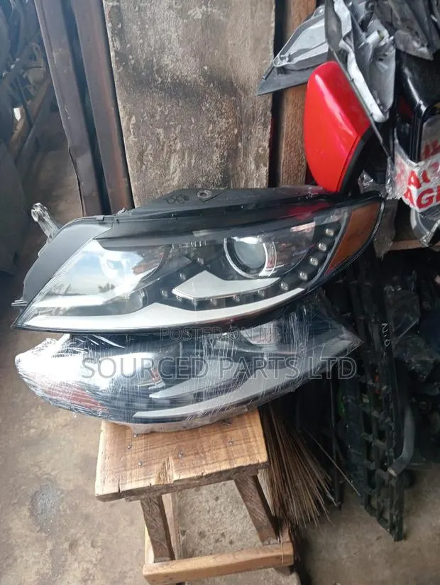 2013 VW Passat CC Headlight · Photo 1