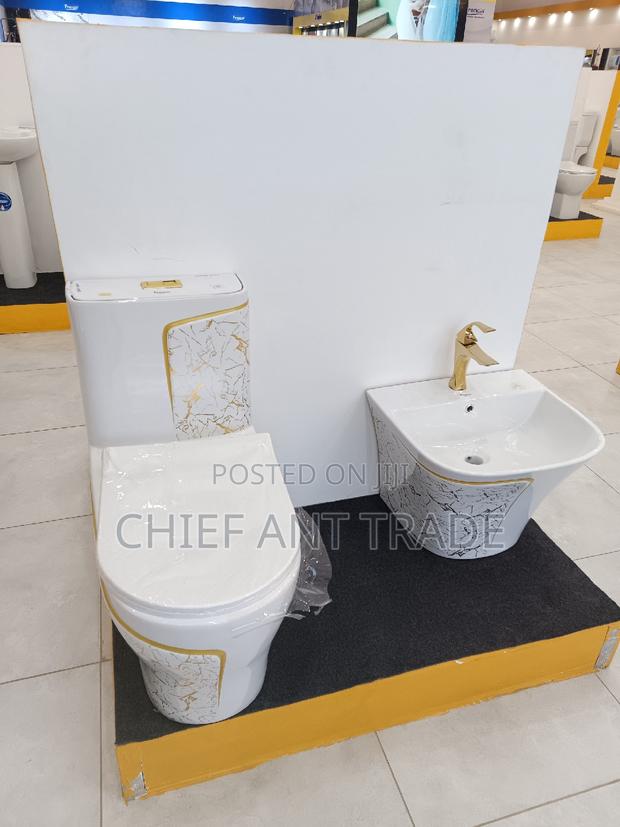 Wc. Toilet Seat and Basin. Set · Photo 1