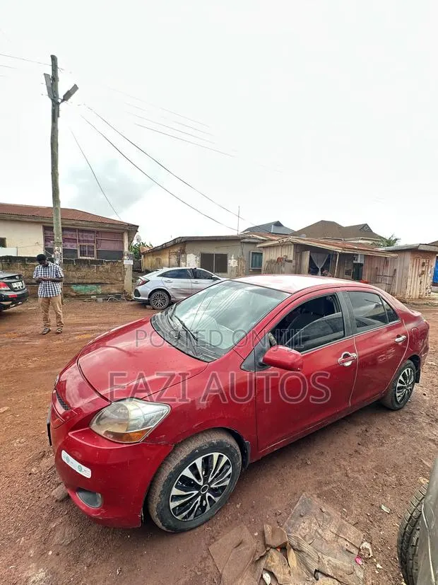 Toyota Yaris 2010 Red · Photo 1