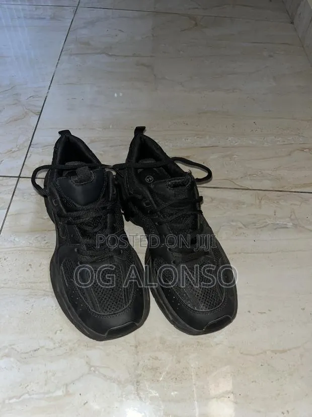 Black New Balance · Photo 1