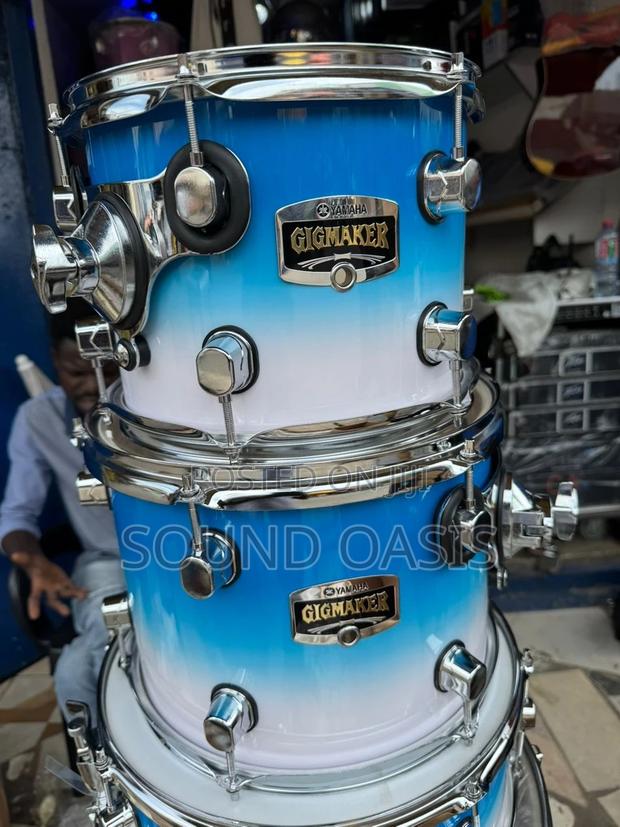 Yamaha Gigmaker 5-Piece Shell Pack Drum Blue Ice Glitter · Photo 1