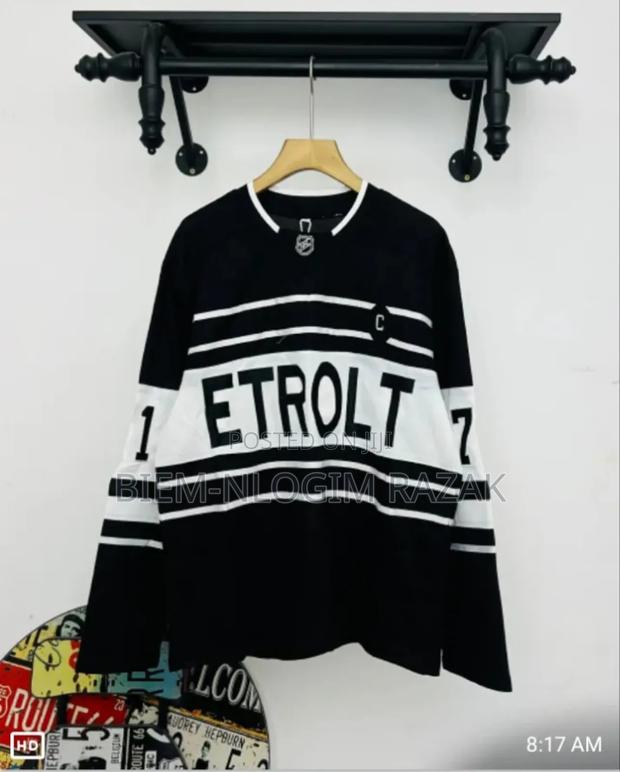 High Quality NFL Sweatshirts Available in Stock · Photo 6