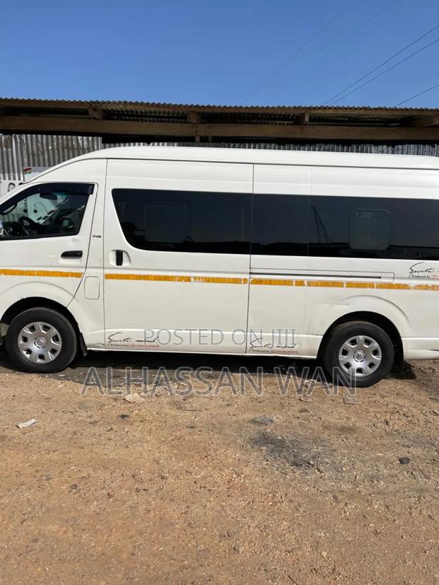 Toyota HiAce 2012 White · Photo 2