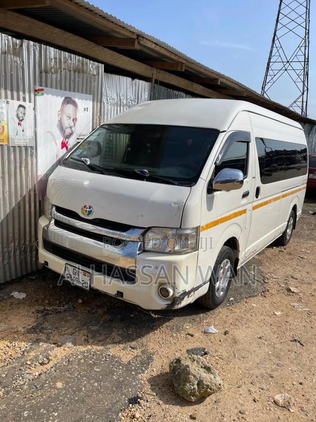 Toyota HiAce 2012 White · Photo 6