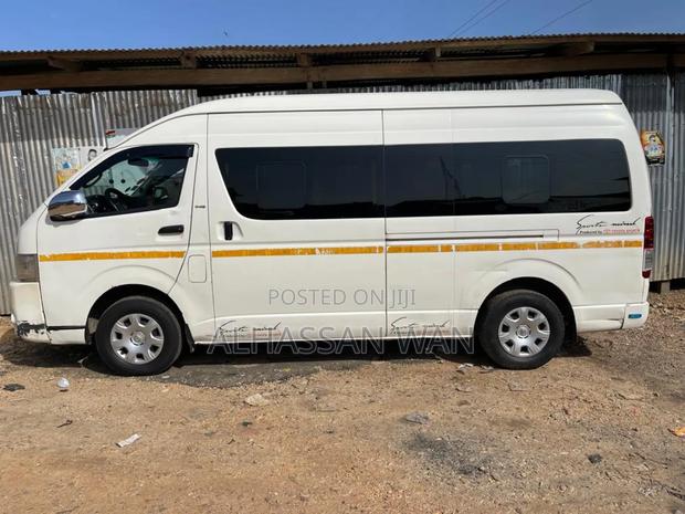 Toyota HiAce 2012 White · Photo 4