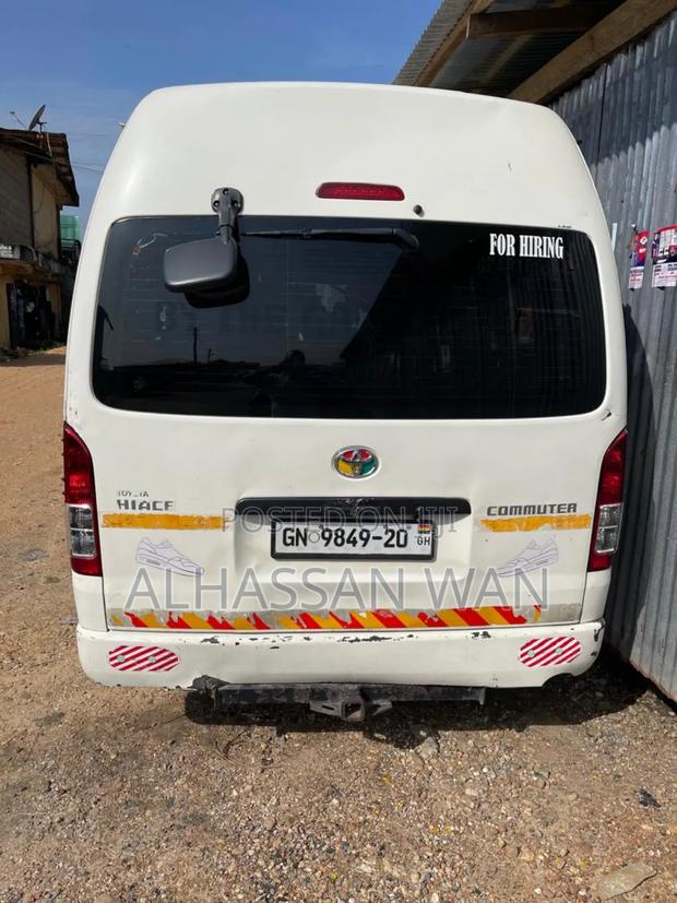 Toyota HiAce 2012 White · Photo 8