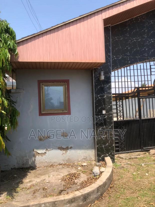 8bdrm House in Sakumono for sale · Photo 7