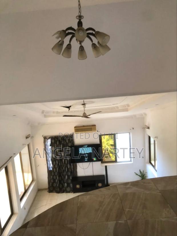 8bdrm House in Sakumono for sale · Photo 2