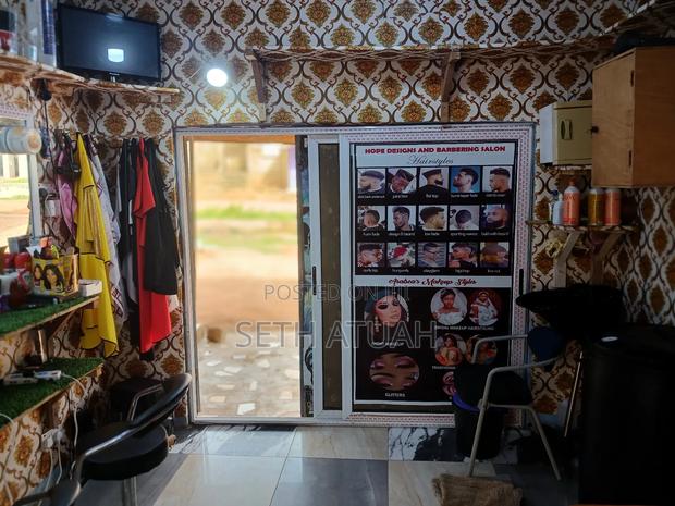 Unisex Salon for Rent · Photo 3