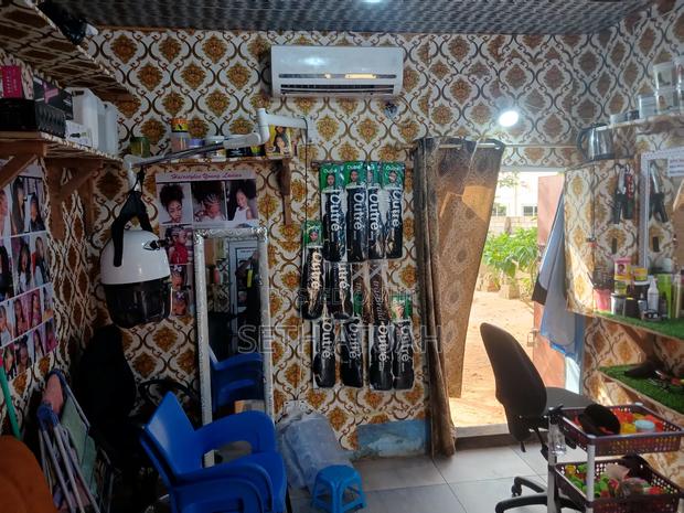 Unisex Salon for Rent · Photo 4