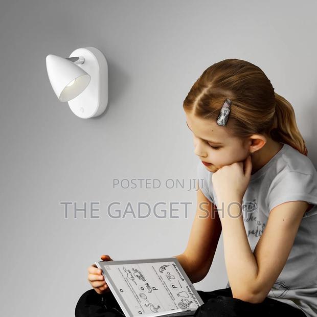 Magnetic Rechargeable Spot Light With Remote Control · Photo 4