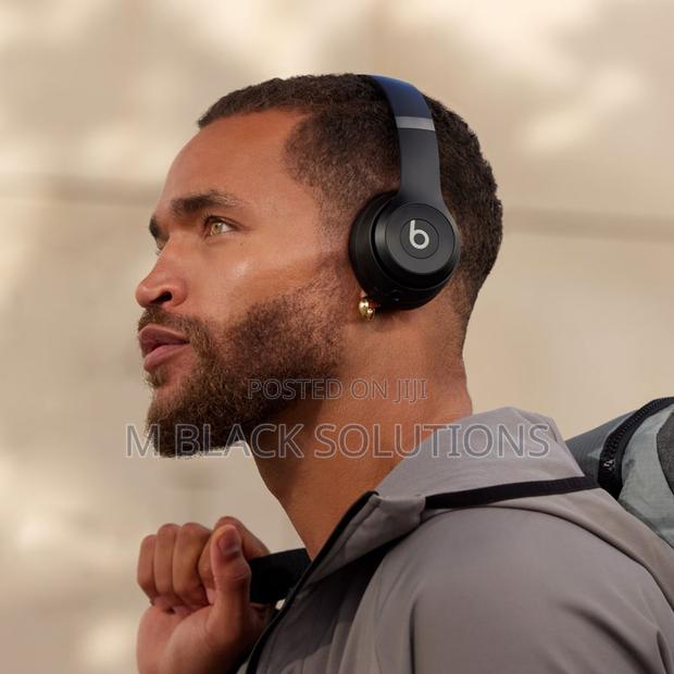 Beats Solo 4 Headphones · Photo 3