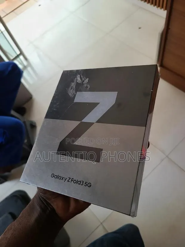 New Samsung Galaxy Z Fold3 5G 256 GB Silver · Photo 1