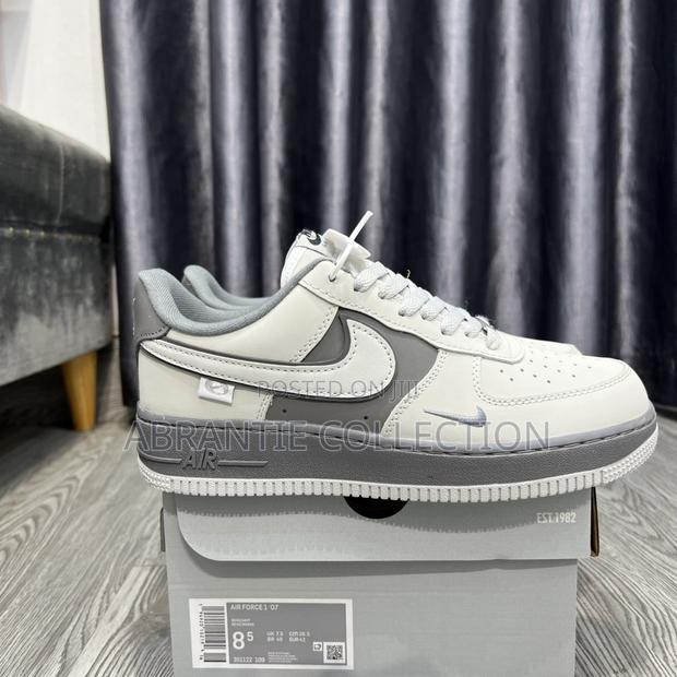 Nike Air Force 1 Custom Grey · Photo 2