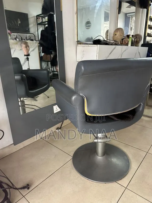 Slightly Used Salon Chair · Photo 1