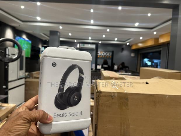 Beats by Dr. Dre Beats Solo 4 Wireless on-Ear Headphones · Photo 3
