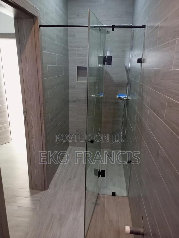 Shower Partition Door · Photo 1