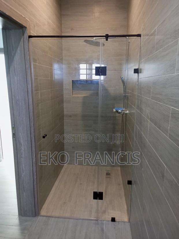 Shower Partition Door · Photo 2