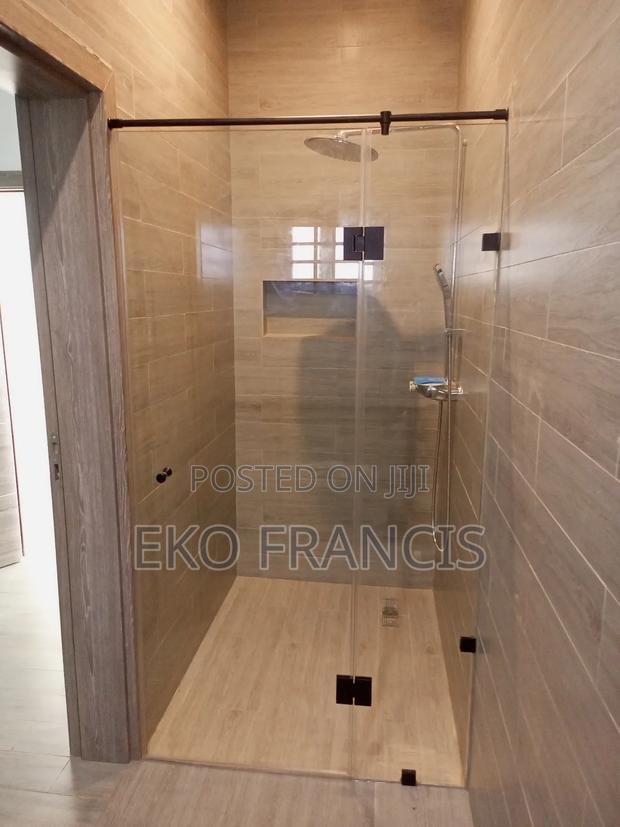 Shower Partition Door · Photo 3