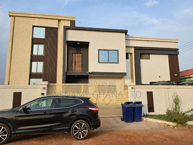 8bdrm Duplex in Devtraco, Tema Metropolitan for sale · Photo 2