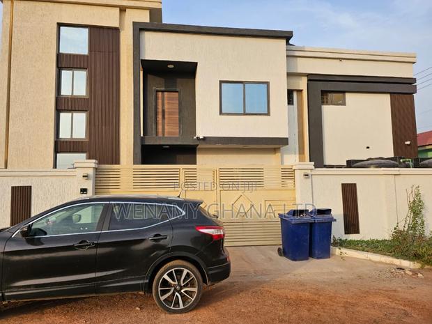 8bdrm Duplex in Devtraco, Tema Metropolitan for sale · Photo 4
