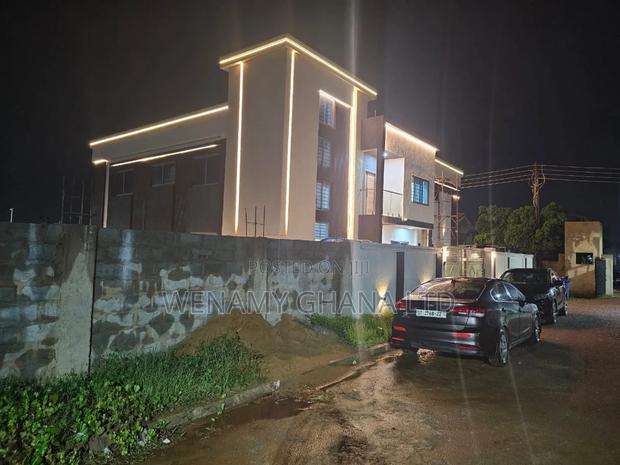 8bdrm Duplex in Devtraco, Tema Metropolitan for sale · Photo 5