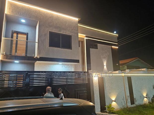 8bdrm Duplex in Devtraco, Tema Metropolitan for sale · Photo 6