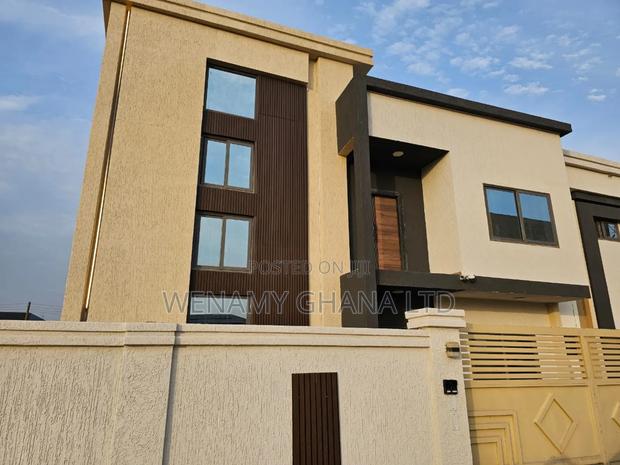 8bdrm Duplex in Devtraco, Tema Metropolitan for sale · Photo 8