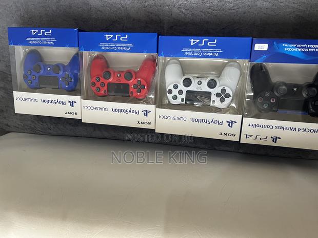 PS4 Controllers · Photo 2