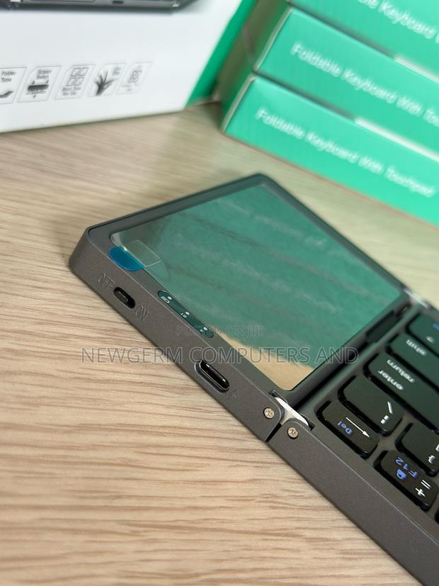 Foldable Wireless Keyboard With Touchpad · Photo 4