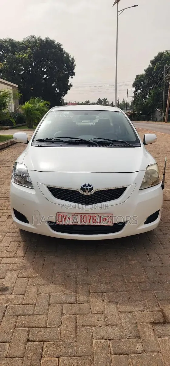 Toyota Belta 2012 White · Photo 1