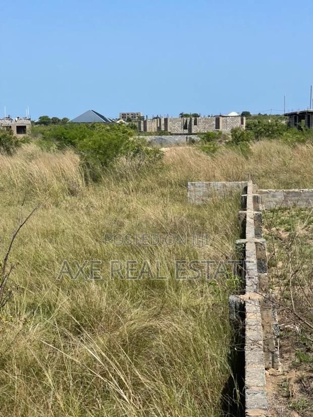 Half Plot Genuinely Registered - Tema Community 25 · Photo 2