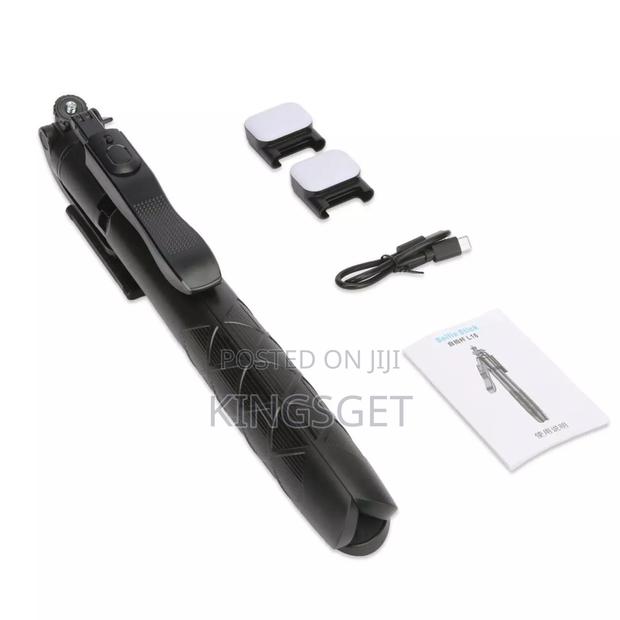 L16 Selfie Stick Tripod Stand With Lights · Photo 2