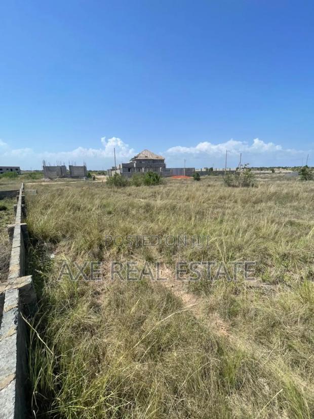 Amazing Land + Free Documents - Tema Community 25 · Photo 1